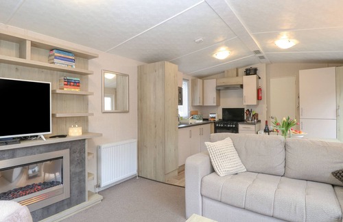 Hopton Cabaña | NO 3 FOXBURROW HANG, family friendly, with pool in Belton