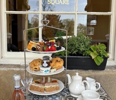 Buxton Hotel | No 6 The Square Tearooms & Accommodation