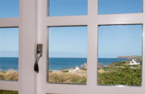 Llanfaethlu Cabaña | No. 9 The Dairy : Pet-Friendly 2‑Bed Barn Conversion Near Borthwen Beach | Managed by Anglesey Holid