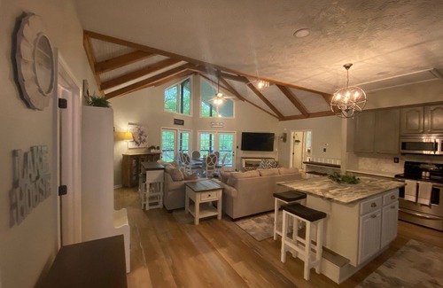 Dadeville Casa | "No Agenda Lake Martin" Beautifully remodeled 5 Bedroom Home on a No Wake Cove