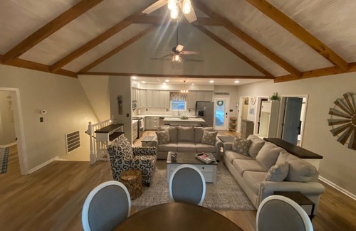 Dadeville Casa | "No Agenda Lake Martin" Beautifully remodeled 5 Bedroom Home on a No Wake Cove