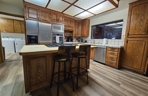 Three Rivers Cabina | No Cleaning Fee, New AC, Hot Tub, Pets Allowed, 6 Car Parking, EV Charger