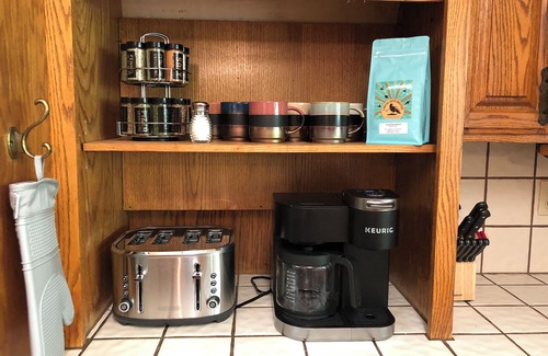 Three Rivers Cabina | No Cleaning Fee, New AC, Hot Tub, Pets Allowed, 6 Car Parking, EV Charger