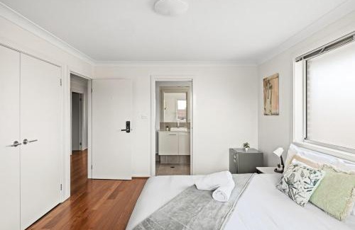 Panania Casa | No Frill Ensuite Double Room in Panania - Near Stations