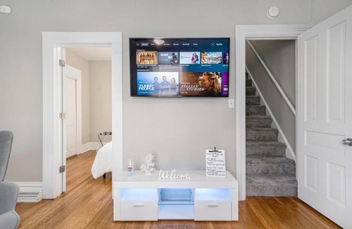 Grand Rapids Casa | No Place Like Home - Welcome Friends and Families - Sleeps 10