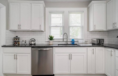 Grand Rapids Casa | No Place Like Home - Welcome Friends and Families - Sleeps 10