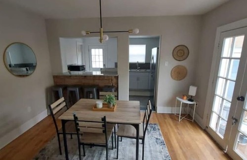 University Heights Casa | Nob Hill/UNM ~ Luxury Remodeled House w/ King Bed