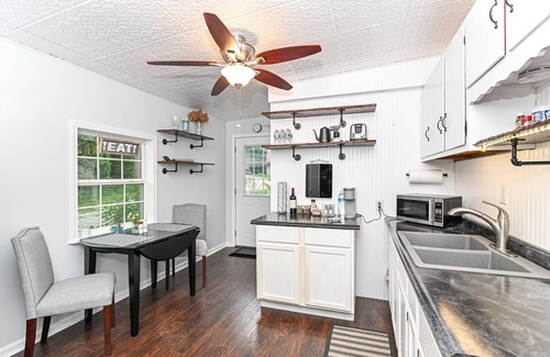 Noblesville Casa | Waterfront casita, golf, kayaks, close to hiking, golf and downtown Noblesville!