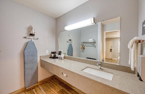 San Luis Obispo Casa | Non-Smoking 1 King Bed Suite