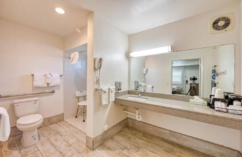 San Luis Obispo Casa | Non-Smoking 1 King Bed Suite