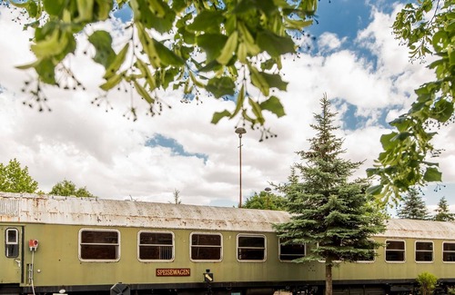 Pasewalk Cabaña | Nordic Fairy Tales - Trolle 11 - Lokschuppen Pasewalk - Adventure overnight stay in a sleeping car