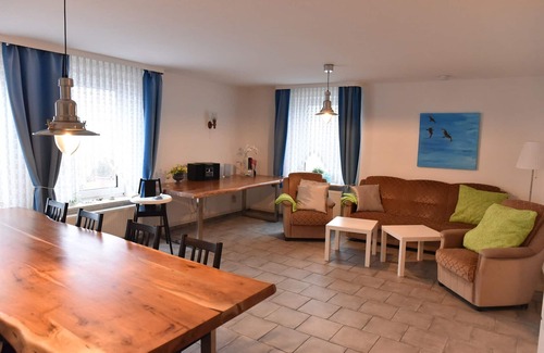 Neufeld Casa | Nordseehaus Op'n'Diek en el dique con vistas al pequeño puerto de Priel.