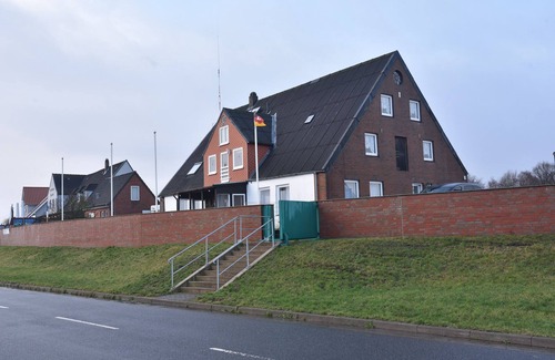 Neufeld Casa | Nordseehaus Op'n'Diek en el dique con vistas al pequeño puerto de Priel.