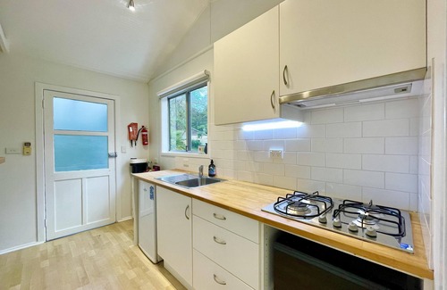 Faulconbridge Cabaña | Norman Lindsay Cottage - Wilderness Cabin, A/C, BBQ, Smart TV, Norman Lindsay Gallery Estate