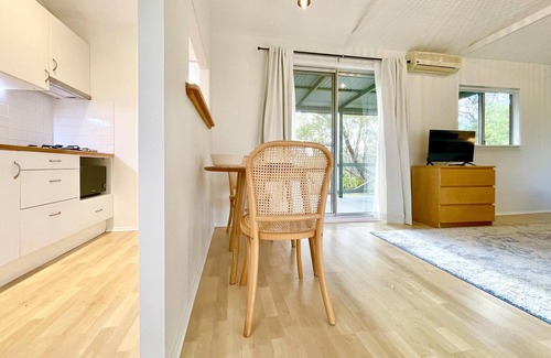 Faulconbridge Cabaña | Norman Lindsay Cottage - Wilderness Cabin, A/C, BBQ, Smart TV, Norman Lindsay Gallery Estate
