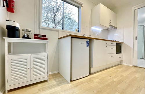 Faulconbridge Cabaña | Norman Lindsay Cottage - Wilderness Cabin, A/C, BBQ, Smart TV, Norman Lindsay Gallery Estate
