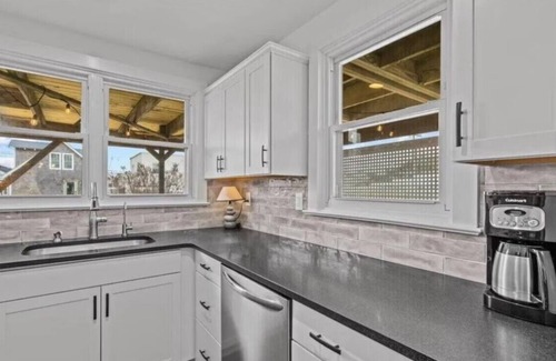 Normandy Beach Apartamento | Normandy Beach Retreat! Cozy 3BR Apartment, Just Steps from the Sand