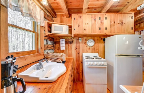 Dobson Cabina | North Carolina Wine Country Cabin w/ Deck
