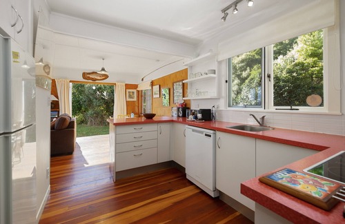 Taupo District Cabaña | North Cole Cottage - Hatepe Lake Front and Pet Friendly Holiday Home