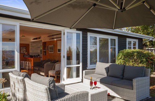 Taupo District Cabaña | North Cole Cottage - Hatepe Lake Front and Pet Friendly Holiday Home