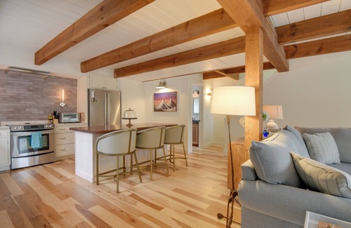 North Conway Apartamento | North Conway Townhome w/ Private Hot Tub & Deck!