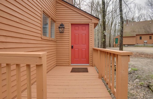 North Conway Apartamento | North Conway Townhome w/ Private Hot Tub & Deck!