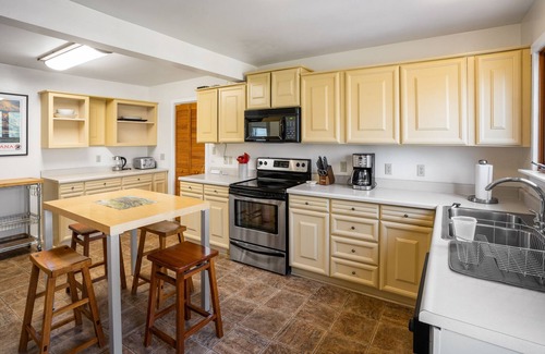 Gardiner Casa | North Entrance House - Cozy Home Minutes from Yellowstone's North Entrance!