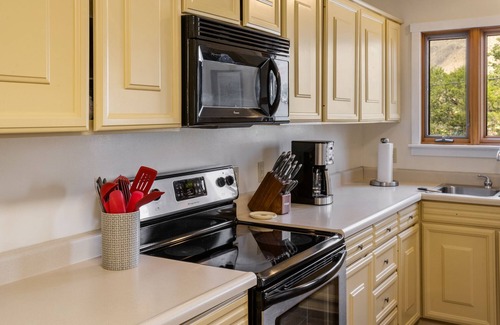 Gardiner Casa | North Entrance House - Cozy Home Minutes from Yellowstone's North Entrance!