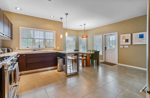 Town of Southold Town Casa | North Fork Escape: Spacious, Stylish, Serene Yard