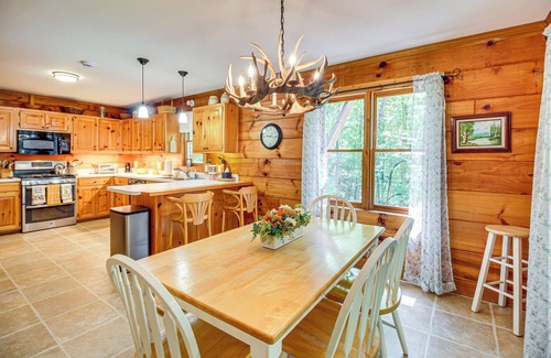 Jasper Cabina | North Georgia Cabin w/ Hot Tub & Community Perks!