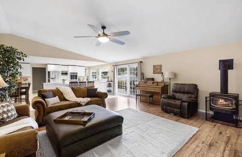Edgewood Otro | North Hill Homestead, 4 BR, king bed, jacuzzi tub, billiard room on 2.5 acres