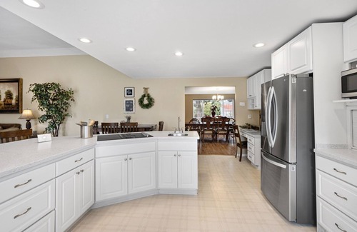 Edgewood Otro | North Hill Homestead, 4 BR, king bed, jacuzzi tub, billiard room on 2.5 acres