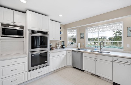 Edgewood Otro | North Hill Homestead, 4 BR, king bed, jacuzzi tub, billiard room on 2.5 acres