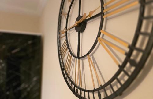 Ponders End Casa | North London Holiday home, Driveway Parking, BBQ and Indoor Jacuzzi hot tub