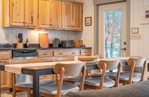 Breezy Point Cabina | North Loon-Charming|Kayaks|SUPs|Hot tub|Firepit