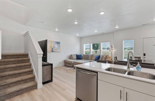 North Ogden Casa | North Ogden Townhouse Near Ski Resorts + Pet-Friendly