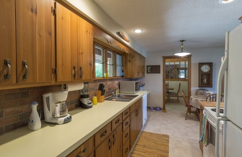 Empire Cabaña | North Shore Little Glen Lake Cottage