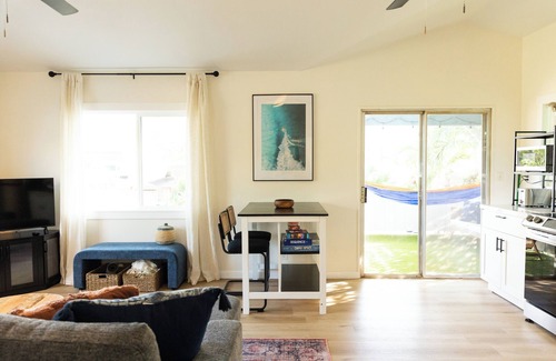 Waialua Casa | North shore living! Walking distance to Hale’iwa town. Private lanai, AC, WiFi.