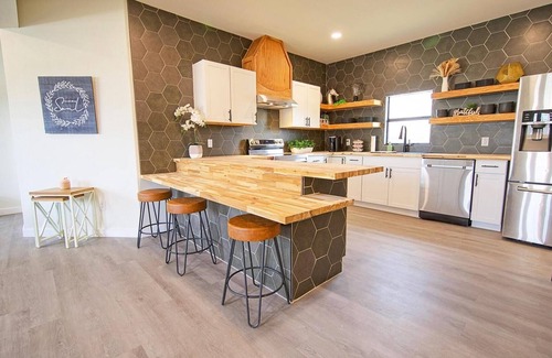 Saint Jo Casa | North Texas Hill Country Retreat, Stylish & Spacious 4BR Home