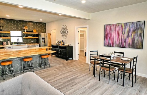 Saint Jo Casa | North Texas Hill Country Retreat, Stylish & Spacious 4BR Home