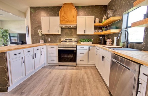 Saint Jo Casa | North Texas Hill Country Retreat, Stylish & Spacious 4BR Home