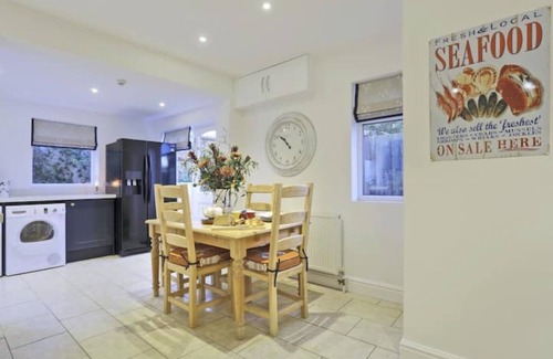 Southwold Casa | Northcliffe, Premier position Southwold Seafront, five star home, sleeps 14