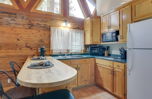 Sloat Cabina | Northern California Vacation Rental w/ River Views