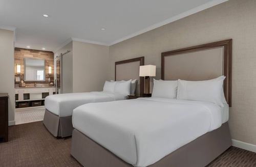 Napa Hotel | Northern California Vineyard Tour! 3 Spacious Suites, Pool, Onsite Golf Course!