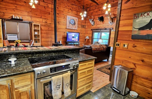 Creston Cabina | Northern Peaks Farm-Open for Bookings! Fire Pit, WIFI, Hot Tub