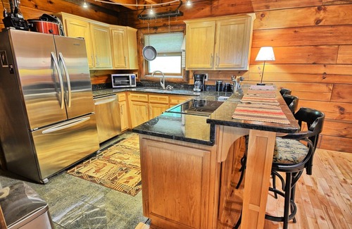 Creston Cabina | Northern Peaks Farm-Open for Bookings! Fire Pit, WIFI, Hot Tub