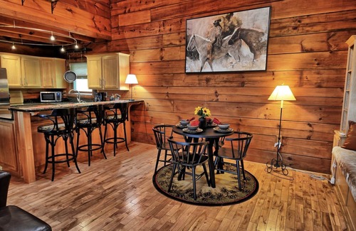 Creston Cabina | Northern Peaks Farm-Open for Bookings! Fire Pit, WIFI, Hot Tub