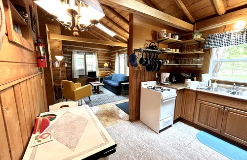 Ephraim Casa | Northwind Cottage #3, Cozy cabin in the woods, 1 block from the Bay.