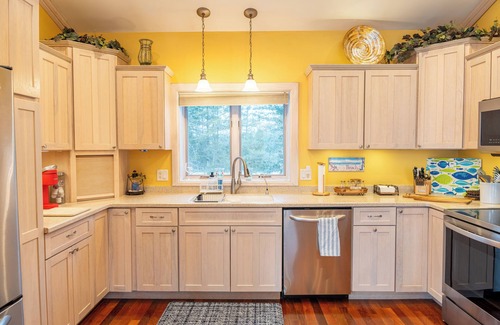 Manistique Casa | Northwoods Beach House:Autumn Colors & Cozy Lake Views – A Perfect Fall Getaway!