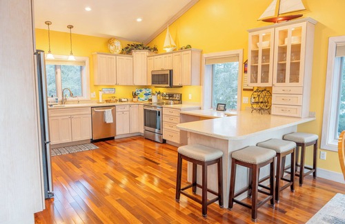Manistique Casa | Northwoods Beach House:Autumn Colors & Cozy Lake Views – A Perfect Fall Getaway!